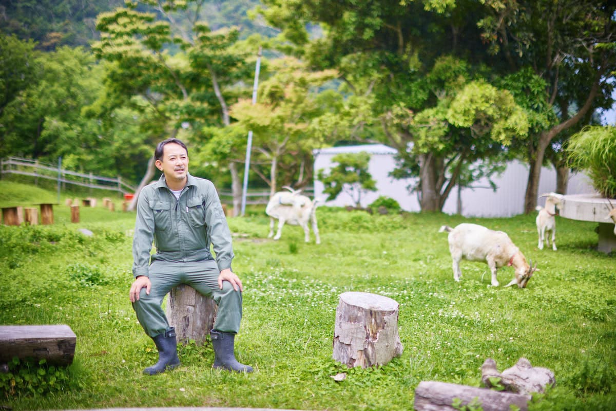 ヤギの放牧地でくつろぐ川邊健太郎