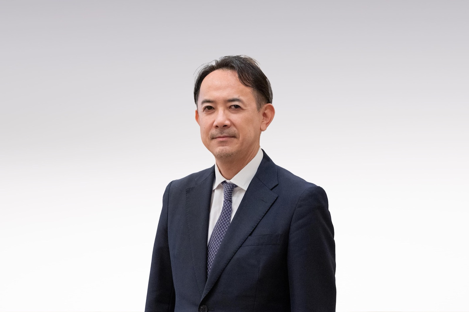 川邊健太郎 プロフィール写真（スーツ・白背景）