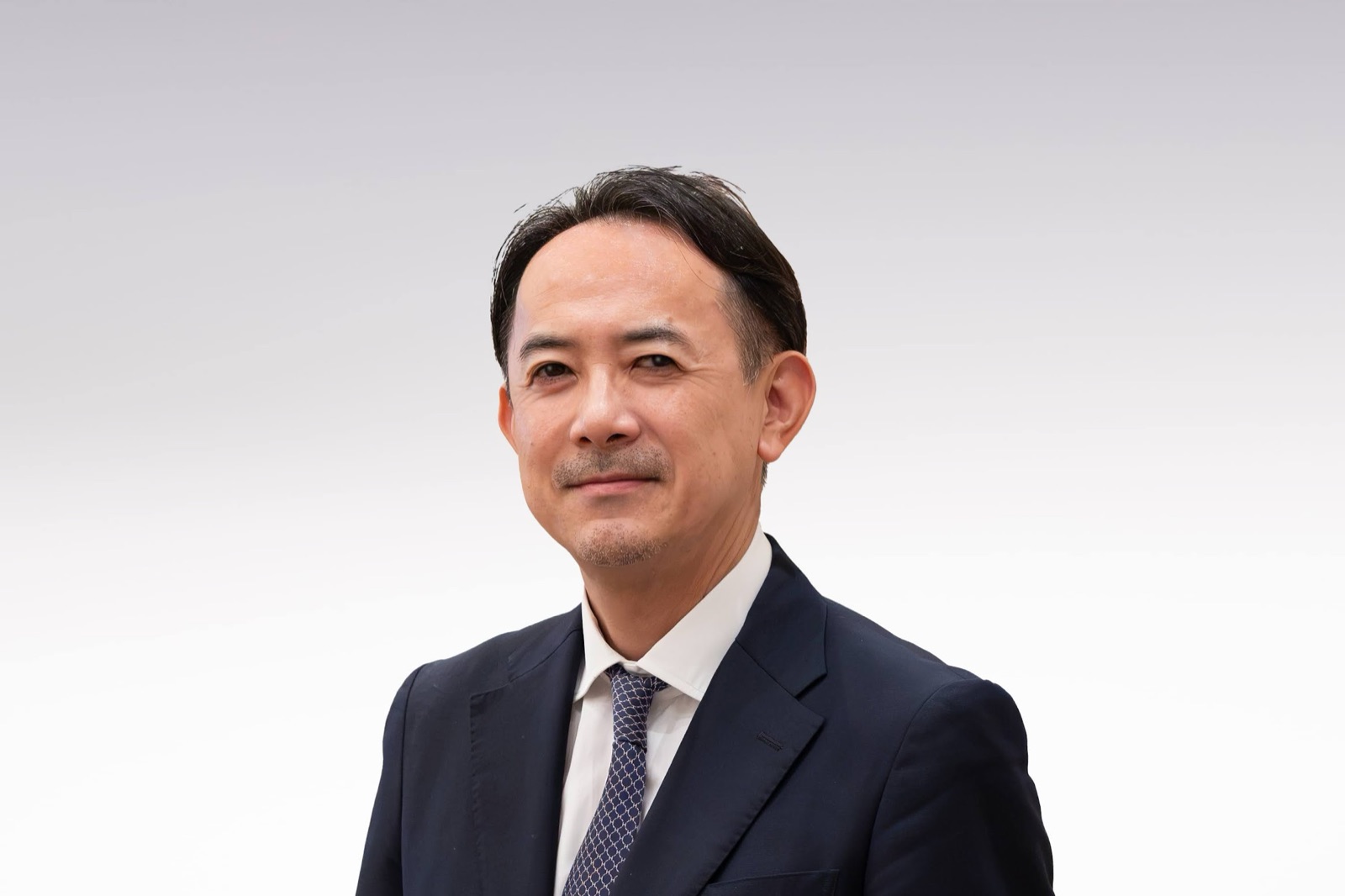 川邊健太郎 プロフィール写真（スーツ・白背景・アップ）