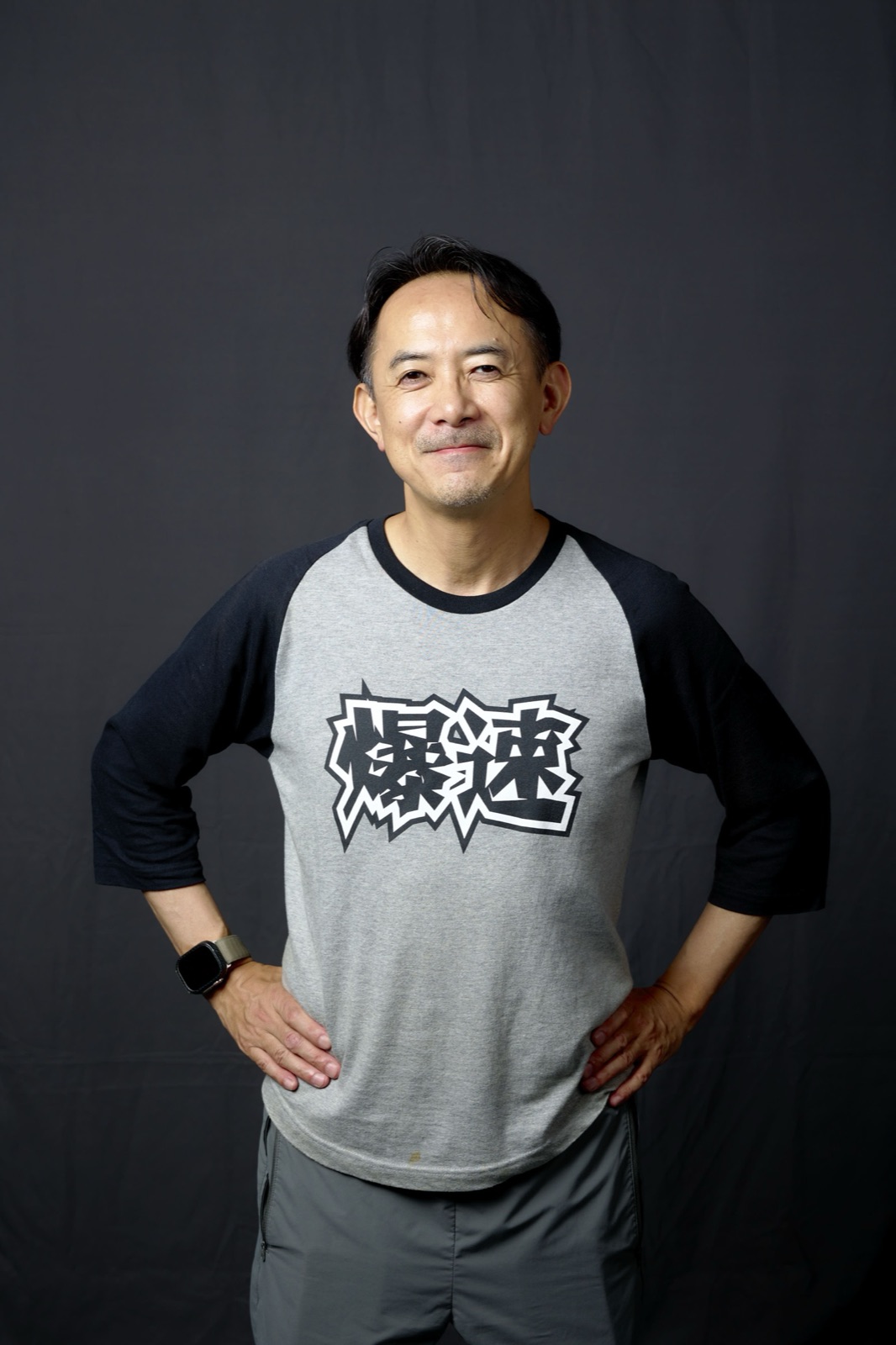 川邊健太郎 プロフィール写真（爆速Tシャツ・腰に手）